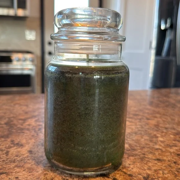 Yankee Candle Christmas in Paris collection 22oz from Post cards from Paris - Picture 2 of 4